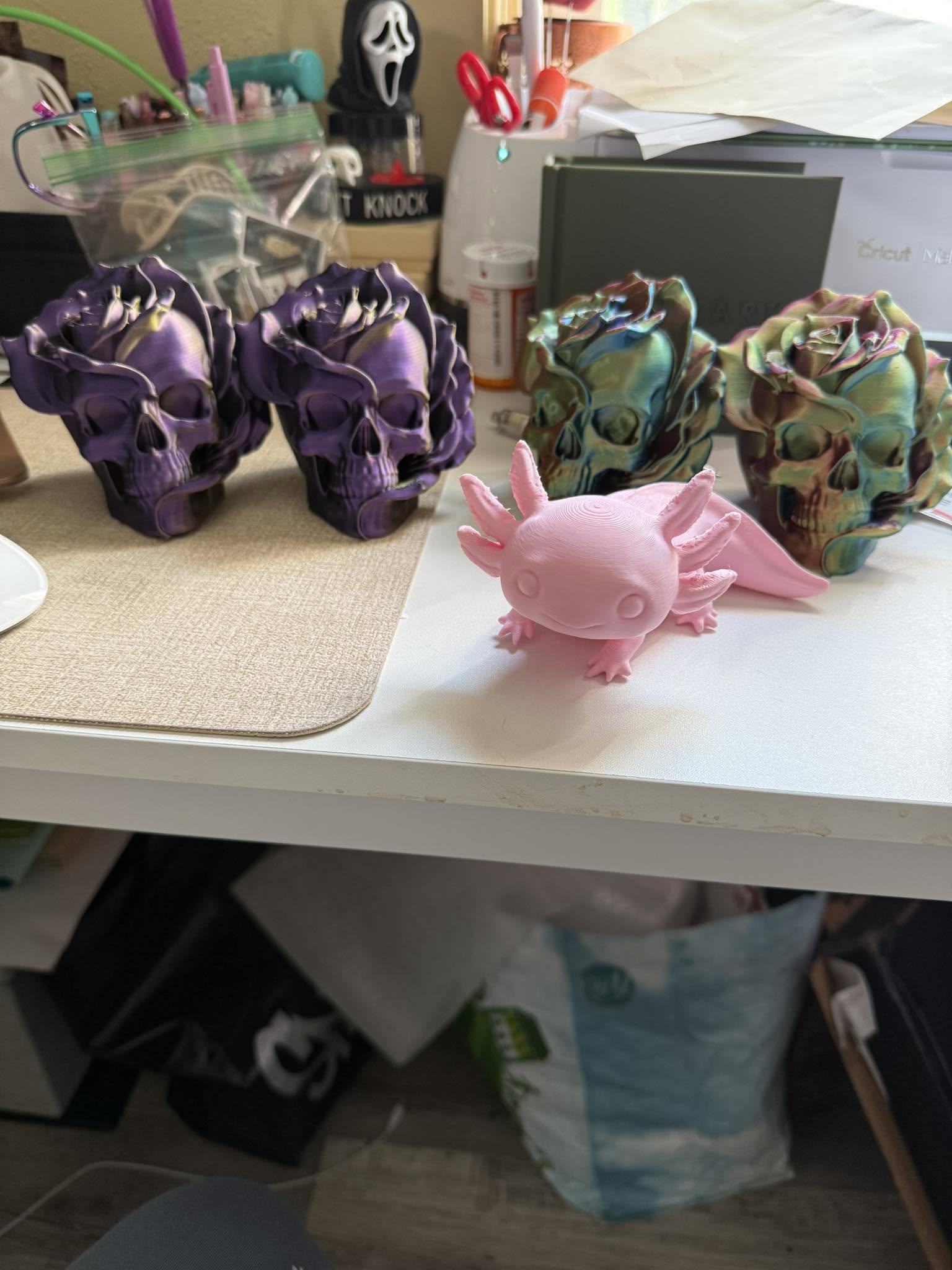 Skull-shaped rose vases in purple and iridescent finishes
