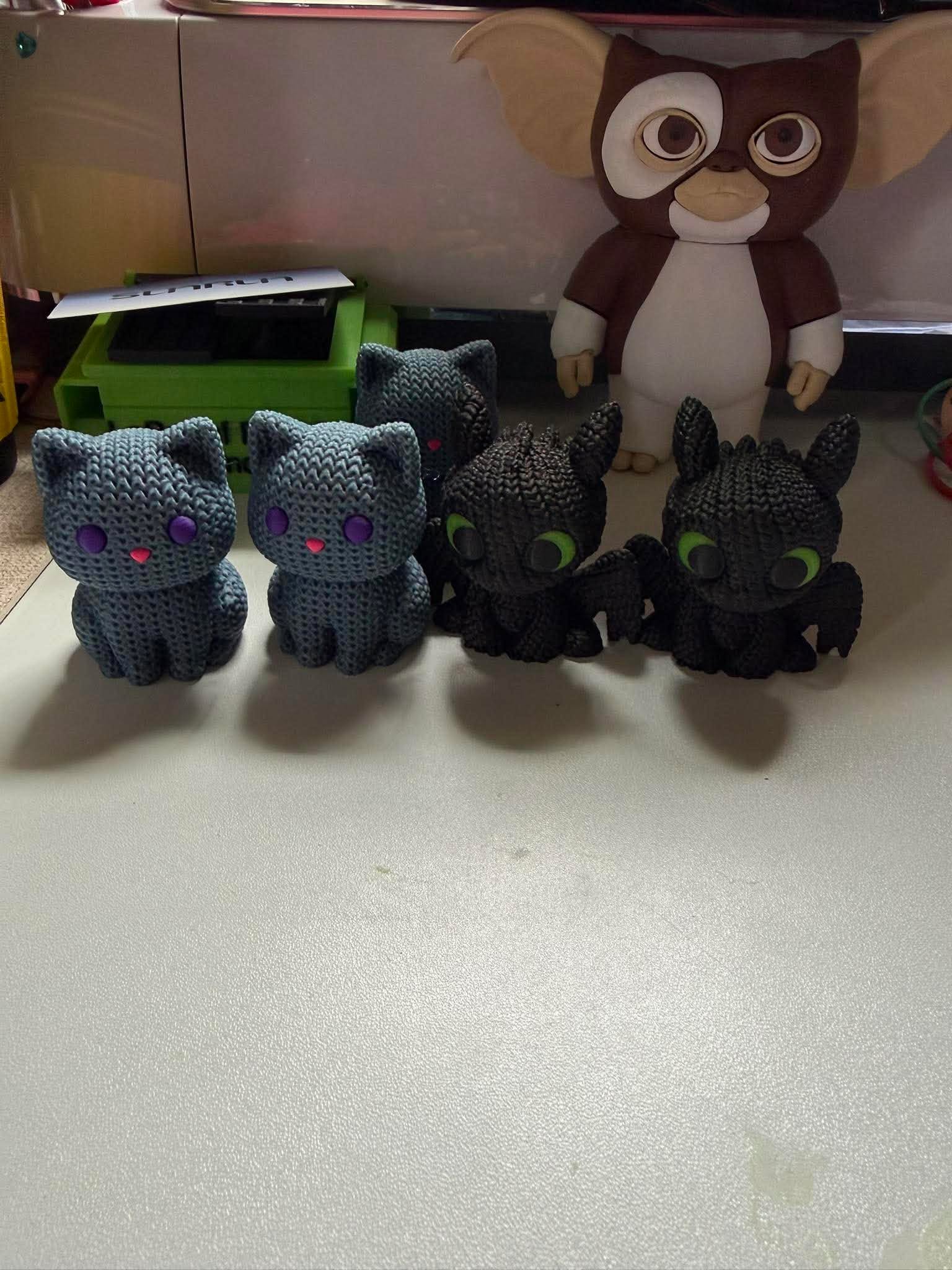 Crochet-style kitten figures